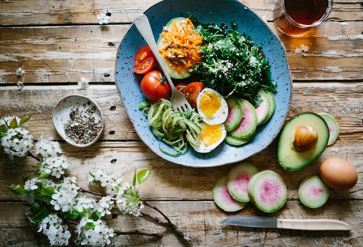 Alimentație sănătoasă pentru recuperare medicală — proteine, legume și fructe recomandate de kinetoterapeuții Physical Recovery Center Florești, Cluj